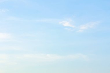 Bulutlar şekil ve hareketi değiştirecek şekilde şekillenir..