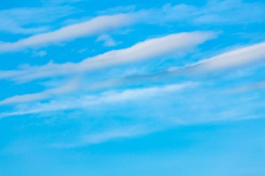 Bulutlar şekil ve hareketi değiştirecek şekilde şekillenir..