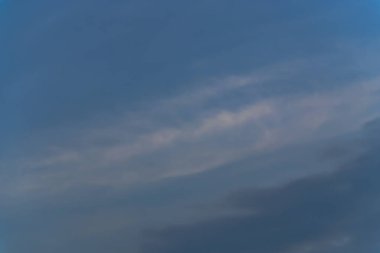 Bulutlar gökyüzü ve güneş yaz akşamı.