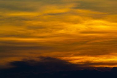 Bulutlar gökyüzü ve güneş yaz akşamı.