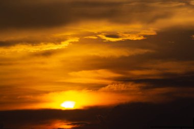 Renkli gökyüzü gördüğüm günü.