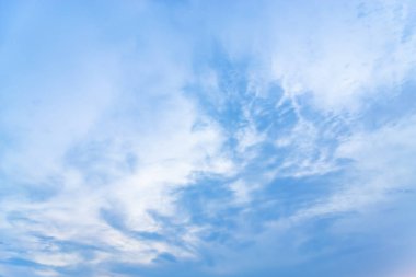 Sıcak havalarda beyaz bulut kümeleri neden olur..