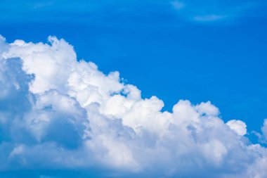 Güzel güneş gökyüzünde.