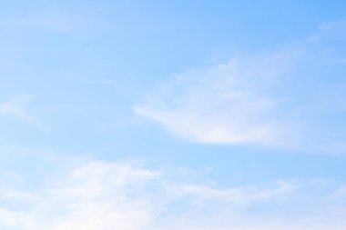 Güzel güneş gökyüzünde.