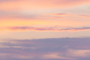 Gökyüzü güneşli bir günde gökyüzünde yüzen.