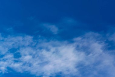 Güzel güneş gökyüzünde.