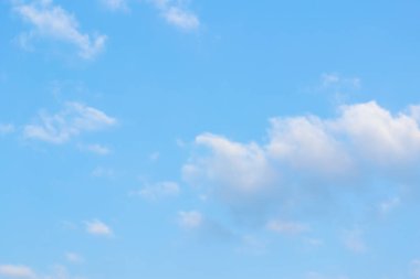 Güzel güneş gökyüzünde.