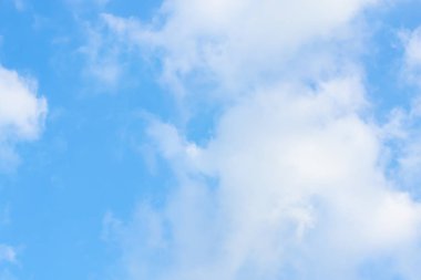 Güzel güneş gökyüzünde.