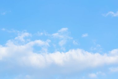 Güzel güneş gökyüzünde.