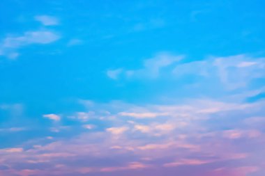 Gökyüzü güneşli bir günde gökyüzünde yüzen.