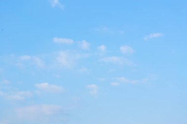 Güzel güneş gökyüzünde.