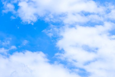 Yaz mavi gökyüzünde beyaz bulutlar.