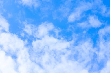 Yaz mavi gökyüzünde beyaz bulutlar.