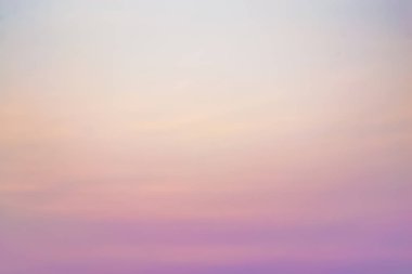 Gökyüzü güneşli bir günde gökyüzünde yüzen.