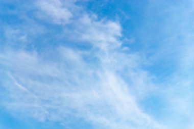 Yaz mavi gökyüzünde beyaz bulutlar.