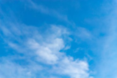 Yaz mavi gökyüzünde beyaz bulutlar.