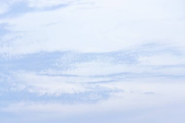 Yaz mavi gökyüzünde beyaz bulutlar.