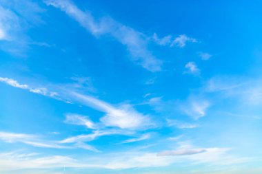 Yaz mavi gökyüzünde beyaz bulutlar.