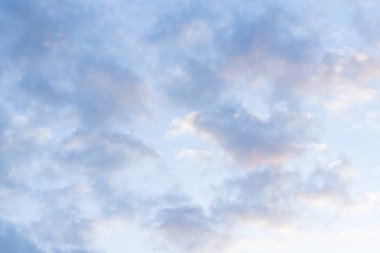 Yaz mavi gökyüzünde beyaz bulutlar.