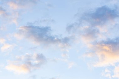 Yaz mavi gökyüzünde beyaz bulutlar.