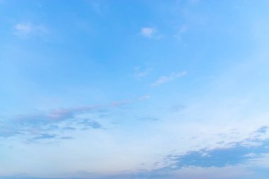 Mavi gökyüzünde bulutlar hava.