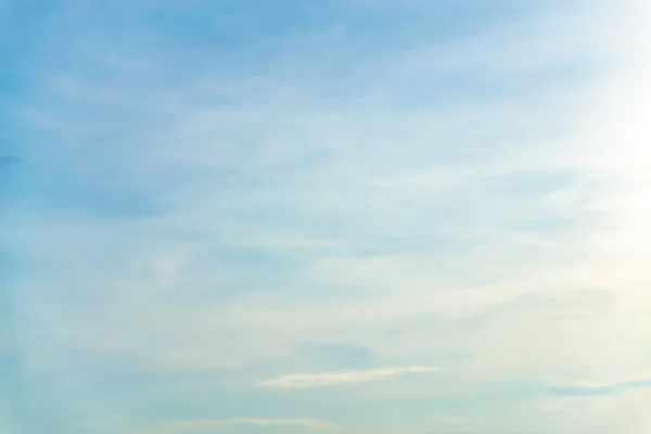 เมฆส ขาวในฤด อนท องฟ — ภาพถ่ายสต็อก