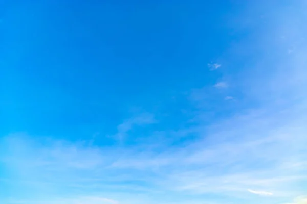 Білі Хмари Літньому Блакитному Небі — стокове фото