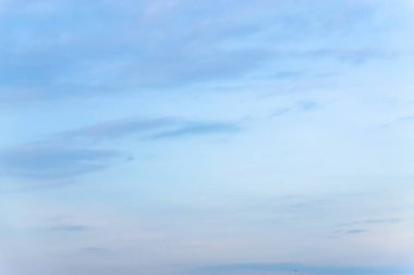 Mavi gökyüzünde bulutlar hava.