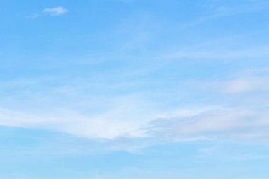 Mavi gökyüzünde bulutlar hava.