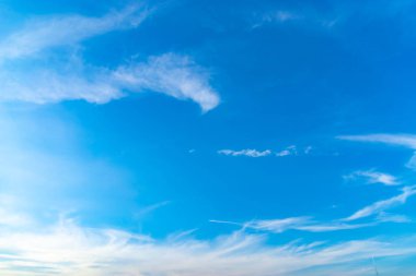 Mavi gökyüzünde bulutlar hava.