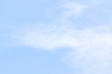 Mavi gökyüzünde bulutlar hava.