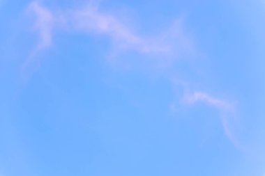 Mavi gökyüzünde bulutlar hava.