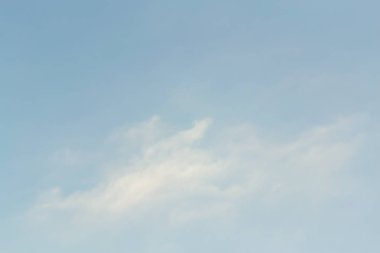 Mavi gökyüzünde bulutlar hava.