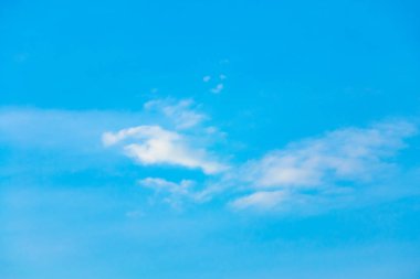 Mavi gökyüzünde bulutlar hava.