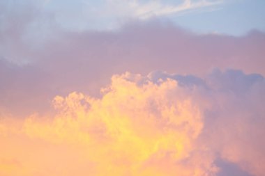 Güneş ışığı güzel yüzeyinde bulut gölgesi aracılığıyla parlar.