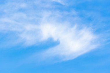 Mavi gökyüzünde bulutlar hava.