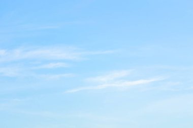 Mavi gökyüzünde bulutlar hava.