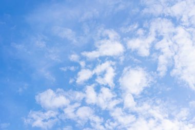 Mavi gökyüzünde bulutlar hava.