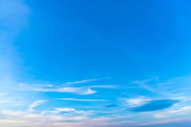 Mavi gökyüzünde bulutlar hava.