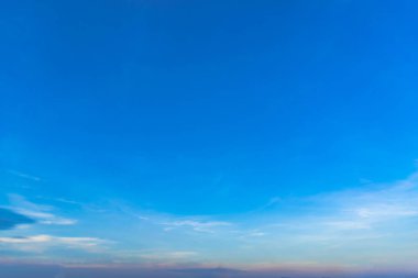 Mavi gökyüzünde bulutlar hava.