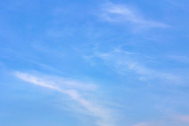 Mavi gökyüzünde bulutlar hava.