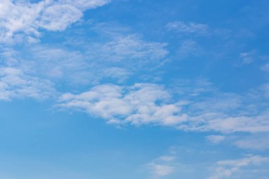  Bulutlar havada birçok şekli Dönüştür.