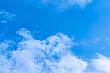  Bulutlar havada birçok şekli Dönüştür.