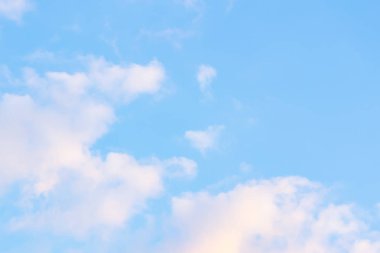  Bulutlar havada birçok şekli Dönüştür.