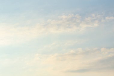  Bulutlar havada birçok şekli Dönüştür.