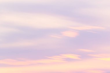 Gökyüzü güneşli bir günde gökyüzünde yüzen.