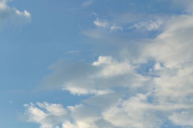  Bulutlar havada birçok şekli Dönüştür.