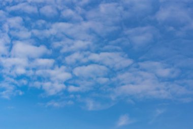  Mavi gökyüzü ve bulutlar arka plan..