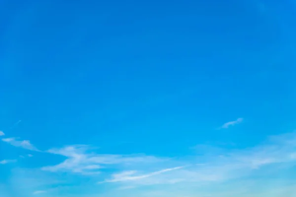 Luftskyer Den Blå Himmelen – stockfoto