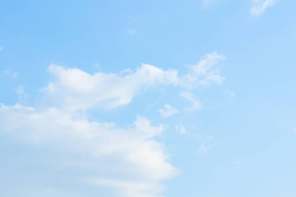  Облака в воздухе меняют форму во многих
.